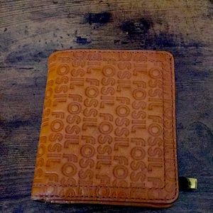 6 card pockets one for easy ID access. Separate coin area and two cash pockets.